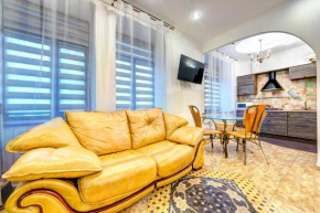 СВІТЛО! VIP Apartment in the Druzhby Narodiv metro station